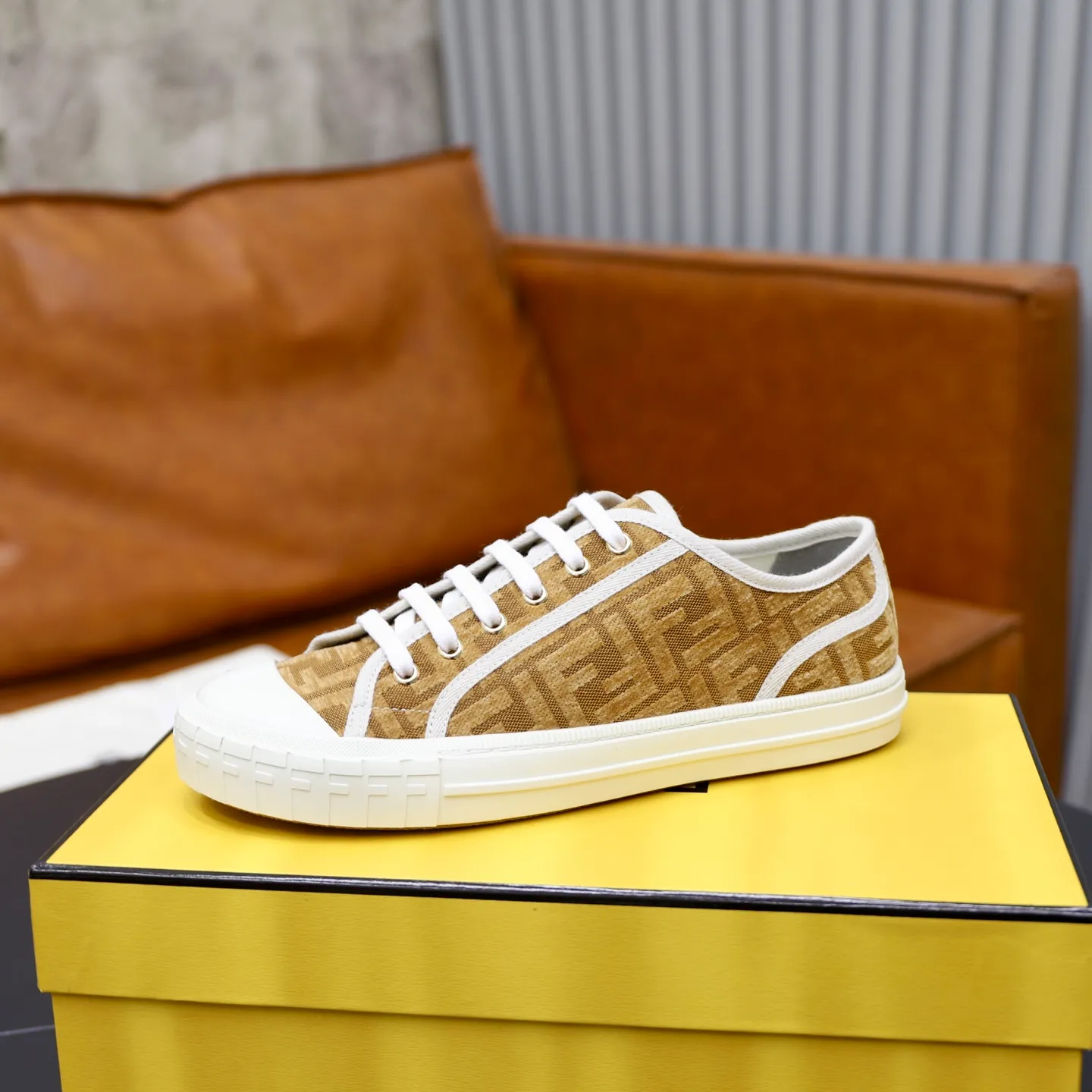Factory price: 480 original order (couple model) Brand: FENDI Fendi 🙅‍♂️🙅‍♂️🙅‍♂️ Size: Female 35–40, Male 39-44 (45 can be customized) Grade: Official website genuine Material: Imported original LoGO fabric upper Original comfortable lining TPU wear-resistant lightweight outsole Style category: Loafers New trendy shoes Color: actual picture color